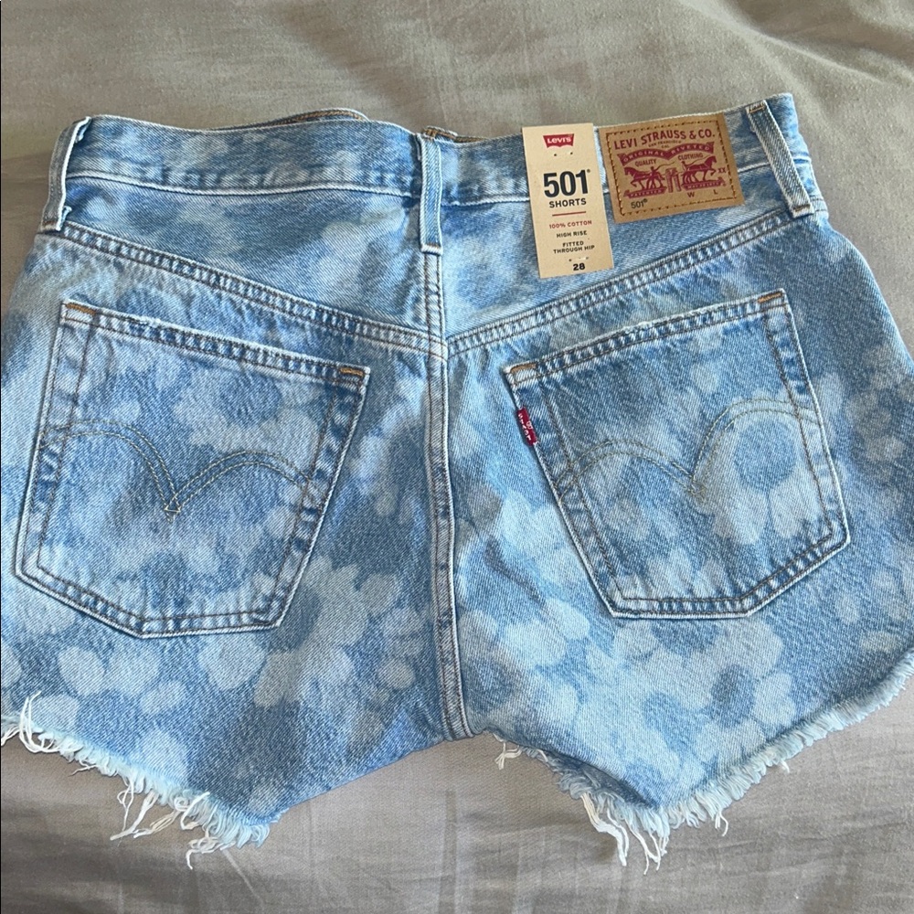 Levi’s 501 Jean Shorts in Athens Blossom Floral - Picture 2 of 6